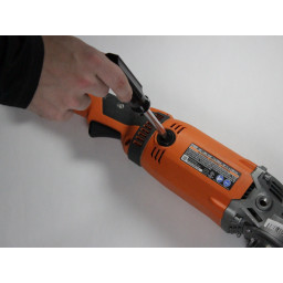 Угловая шлифовальная машина Ridgid R10202 Замена угольной щетки
